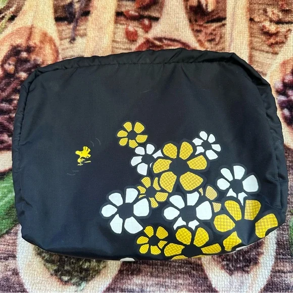 Lesportsac x Peanuts Snoopy Daisy XL Rectangular Cosmetic Bag - Picture 6 of 13